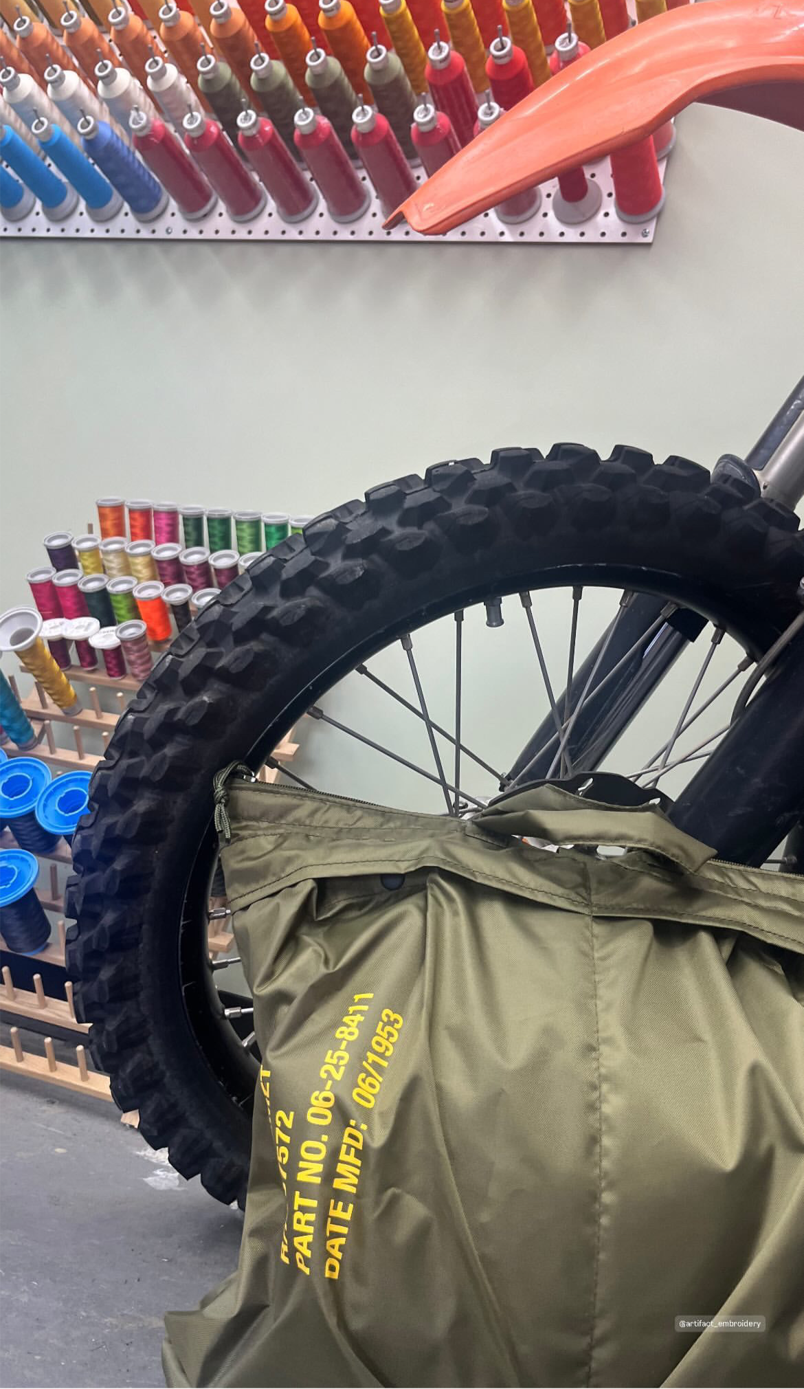 SERIOUS STUDIO HELMET BAG - GREEN / GOLD