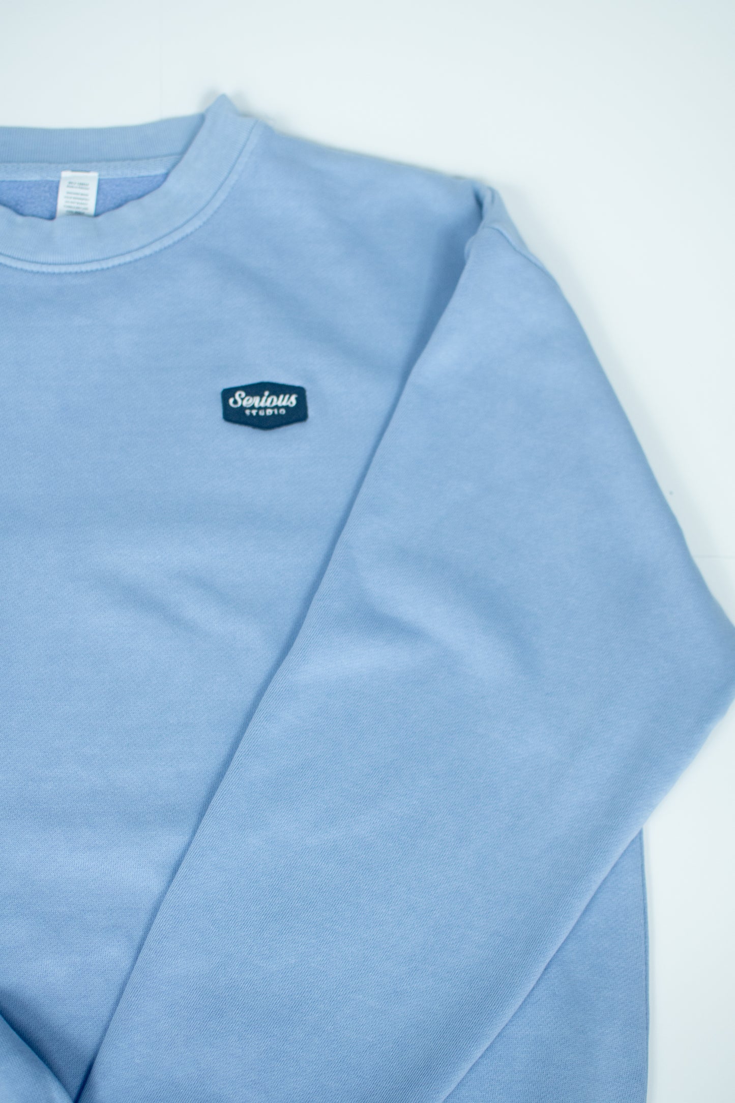 SERIOUS STUDIO ICONIC CREW NECK SWEATSHIRT - PEBBLE BLUE